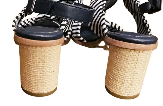 NEW NEVER WORN - ALEX MARIE NAVY & WHITE STRIPE WOVEN ROUND HEEL SANDALS SIZE 8M