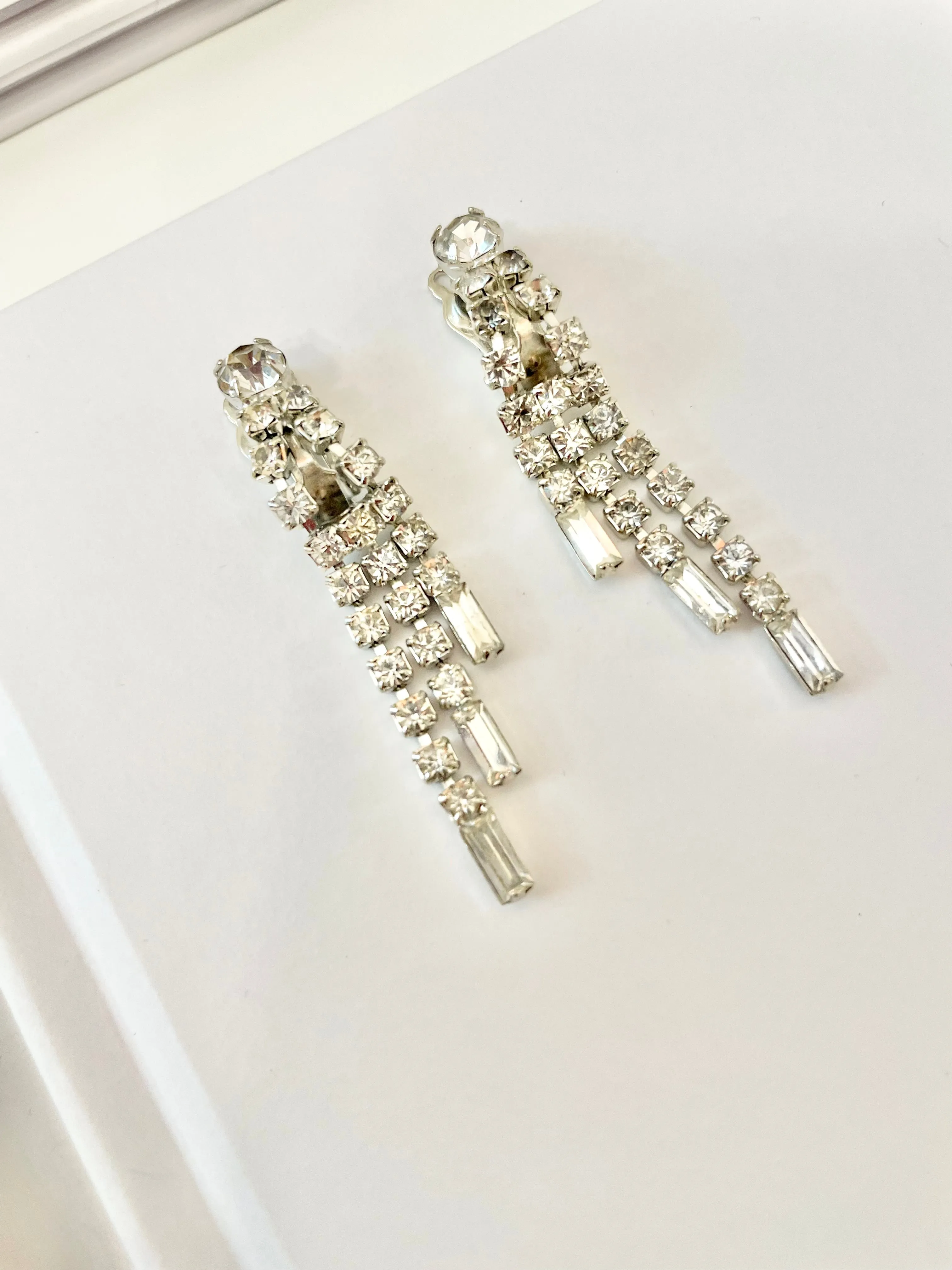 Truly elegant 1960's drop earrings... so glamorous!