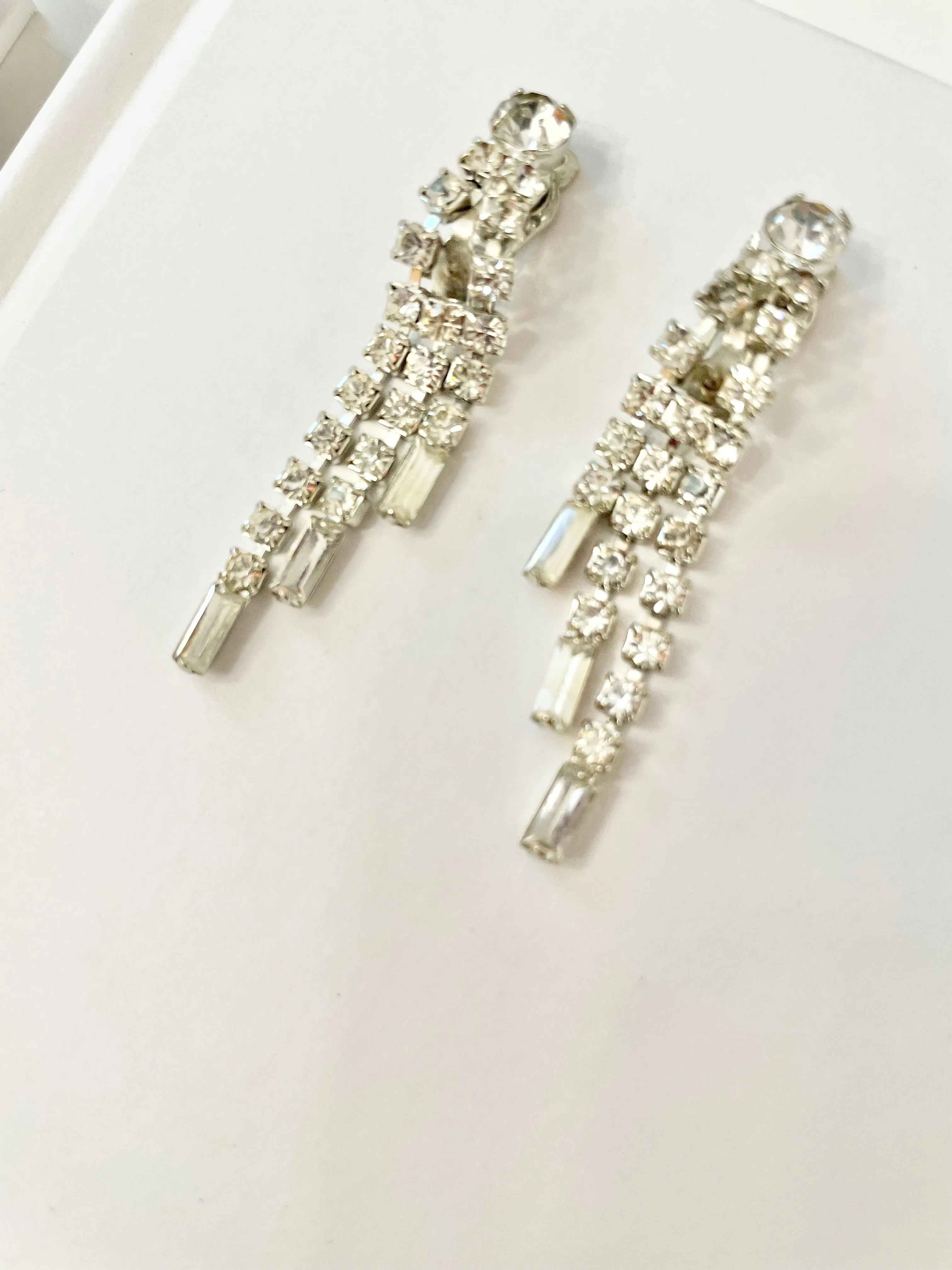 Truly elegant 1960's drop earrings... so glamorous!